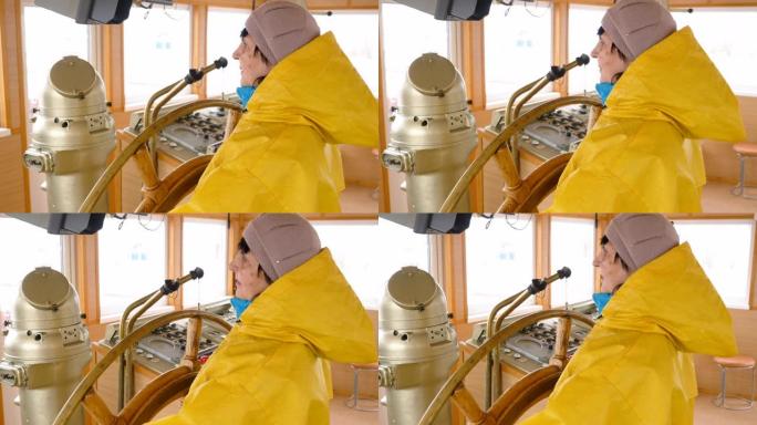 穿着黄色雨衣的老妇人控制着船舵。