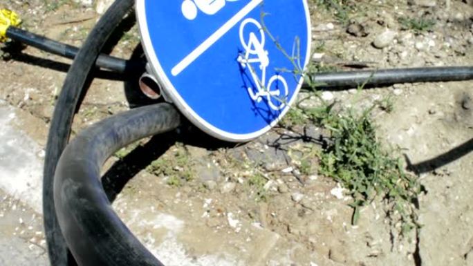 自行车道标志掉在地上