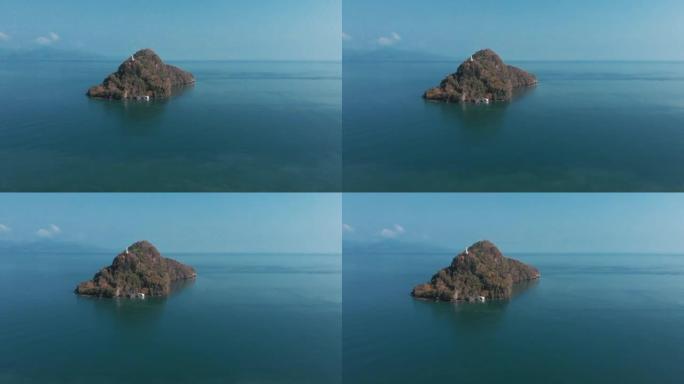 马六甲海峡的岛屿岩石。马来西亚兰卡威