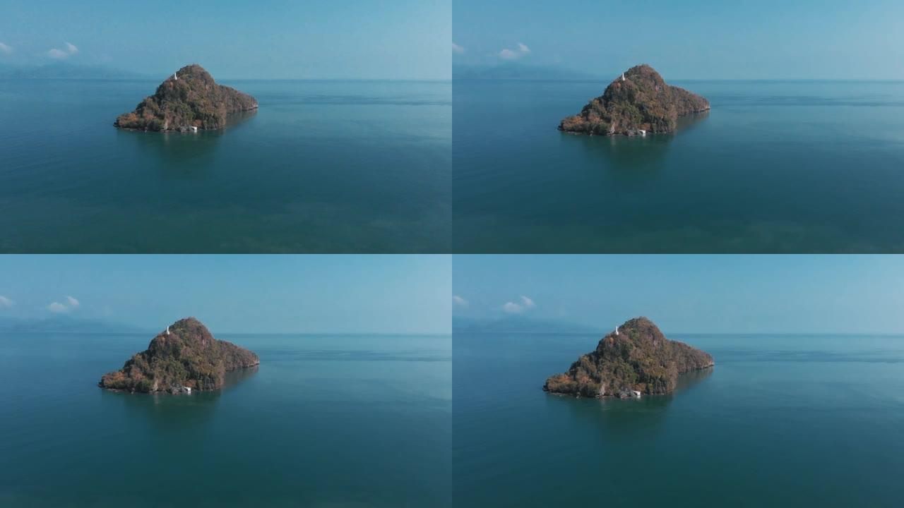 马六甲海峡的岛屿岩石。马来西亚兰卡威