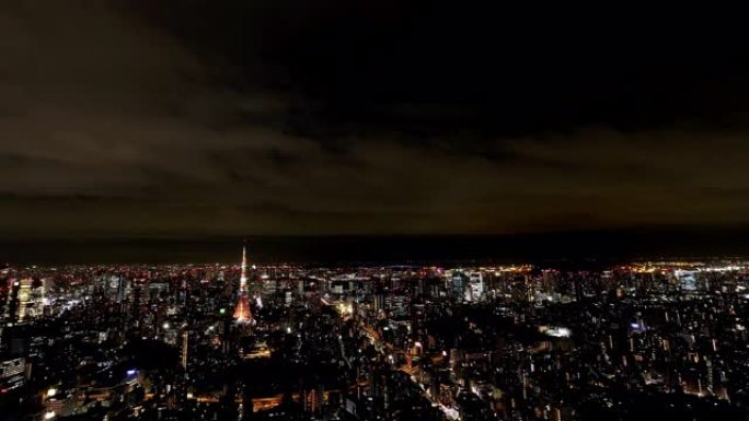 从日本东京六本木山夜间，摩天大楼城市景观商业金融大楼和东京塔上移动云的4k延时宽镜头高角度鸟瞰图