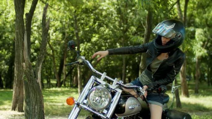时髦的女摩托车手准备骑摩托车