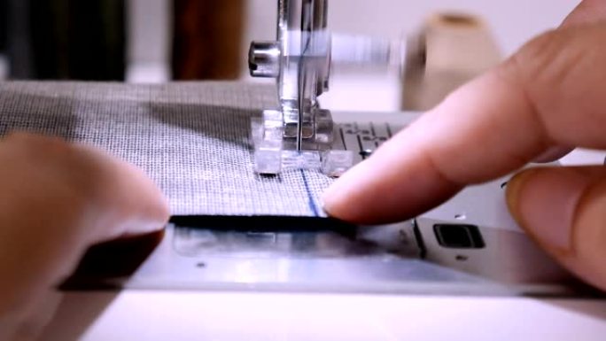 女人用缝纫机拼布