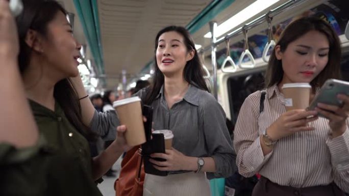 三名亚洲女性乘坐地铁列车