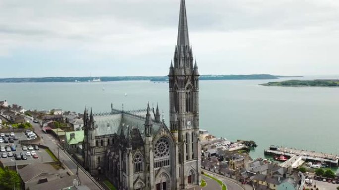 爱尔兰科布色彩缤纷的房屋和圣科尔曼大教堂的空中4k镜头