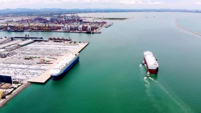 商业物流海运的鸟瞰船，每年在港口生产的新车，用于世界各地的货船和货物进出口