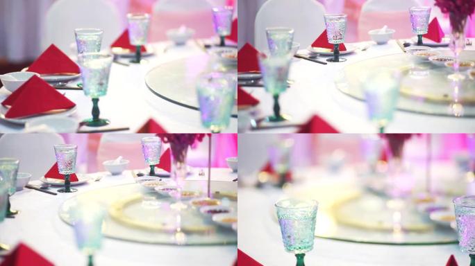 室内配有红色餐巾纸、陶器和白色桌布眼镜的豪华婚礼招待会或活动派对圆桌会议。