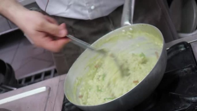 专业厨师准备芦笋烩饭