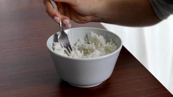 女人从碗里吃米饭的特写镜头