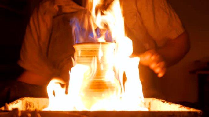 陶轮上燃烧陶瓷罐