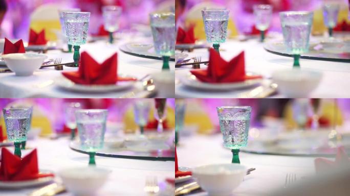 婚礼招待会或活动派对，配有玻璃器皿和陶器，用于室内餐饮活动晚餐。