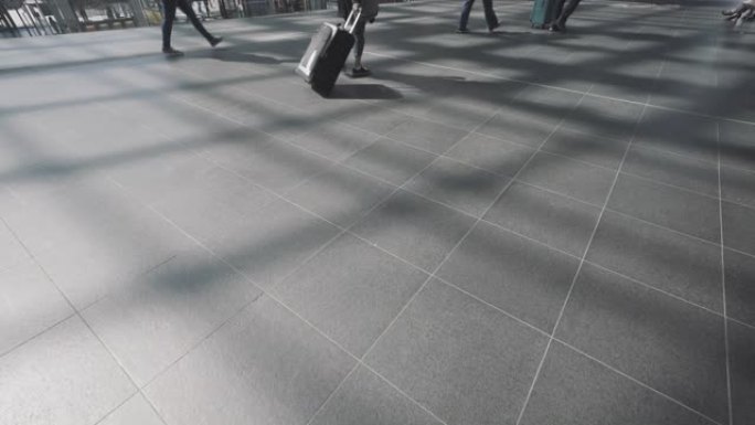 Shadow walker，在火车站走廊行走的人