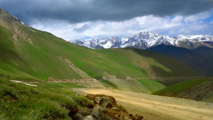 吉尔吉斯斯坦山区的土路。
