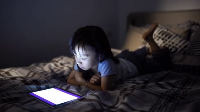 可爱的台湾女孩睡觉前用平板电脑