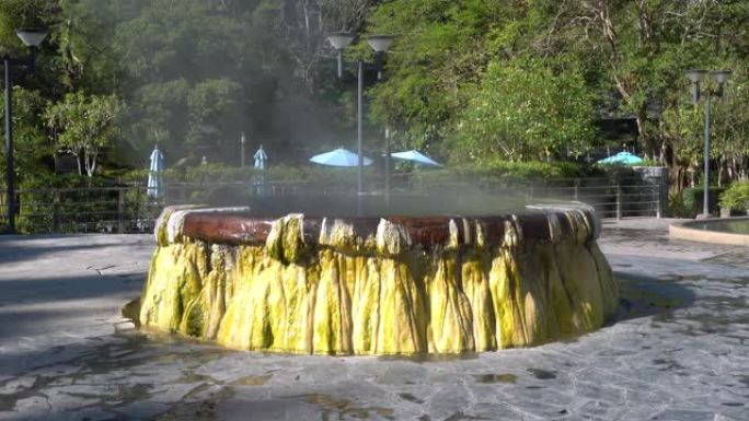 泰国拉农Raksa Warin公园著名温泉井的蒸汽上升。倾斜或平移。