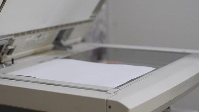 办公室里的女孩扫描复印机里的文件