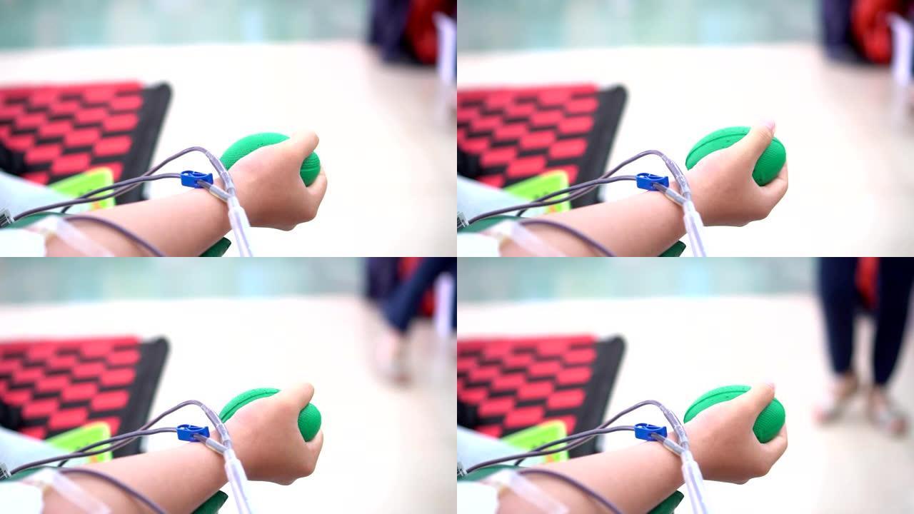 健康医疗:献血时手拿弹力球。无偿献血是指自愿抽取血液用于输血。世界献血者日图片