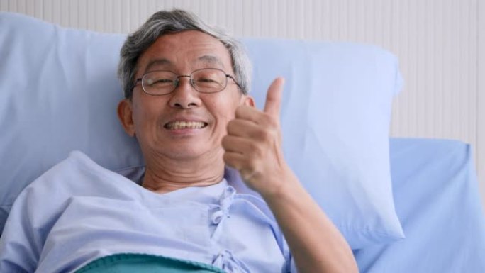 医院病人床上快乐老人的特写