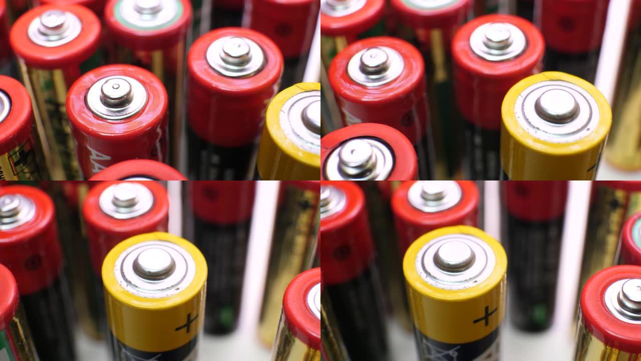 堆中的红色和黄色废旧电池
