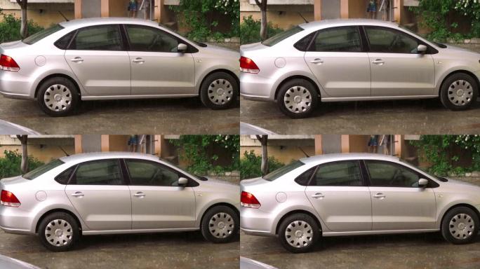 大雨落在汽车上