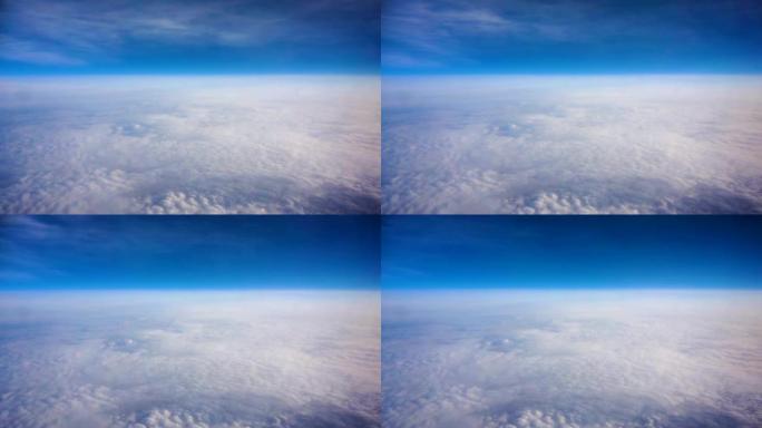 云层之上，从驾驶室飞行员的视角。蓝天，神奇的白云和柔和的阳光。