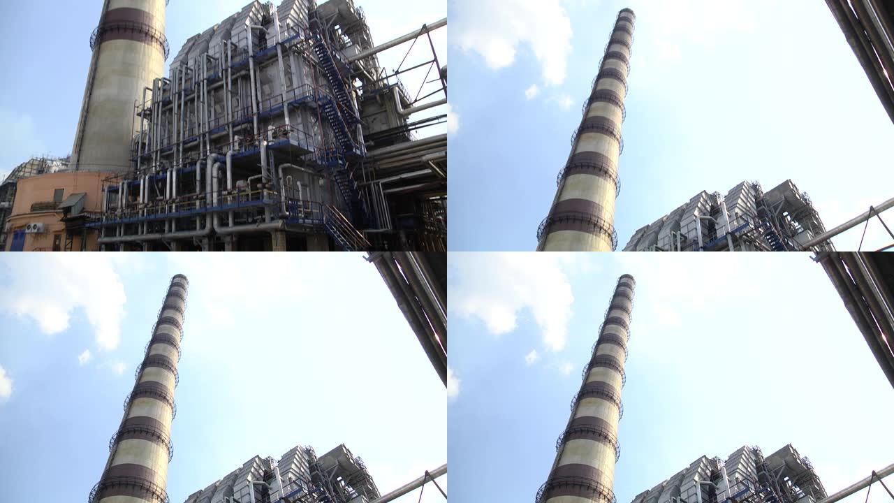 石油化工厂的精炼烟囱管。催化剂，工厂。工业区，炼油设备，炼油厂工业管道的特写。