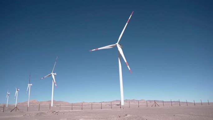 美丽阳光明媚的夏季陆地上的风力涡轮机。