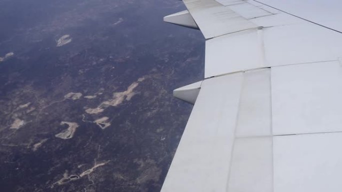 从飞机机翼看地面。