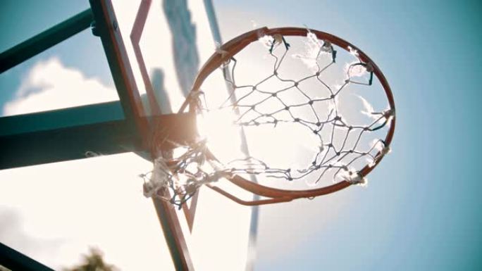 篮球架。网在风中飘扬。明亮的阳光。