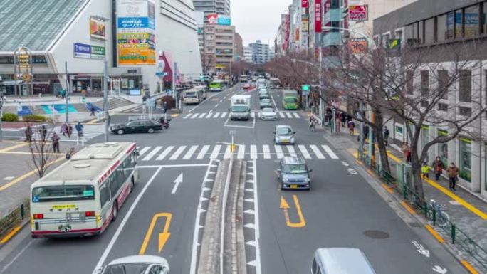 4k延时-放大中野地区附近有汽车和路口的公交车出站-日本东京