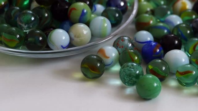 彩色玻璃球和大理石，特写，手掌中的玻璃珠，