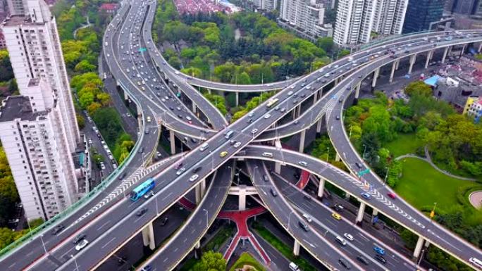 高速公路交叉口形状字母x十字的鸟瞰图。交通概念中的桥梁、道路或有树的街道。中国上海市城市建筑结构形状