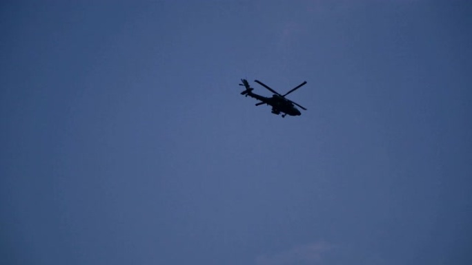 军用直升机逆天飞行。韩国。首尔