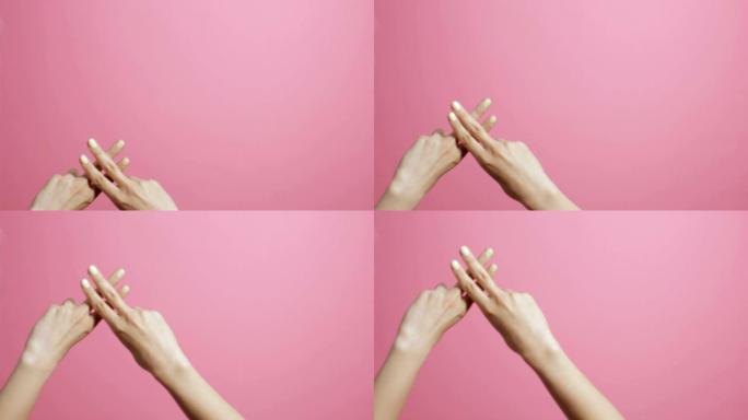 一个女孩在粉红色的工作室背景上交叉的手指，双手显示标签形状，概念社交网络，索引，用于字幕的屏幕保护程