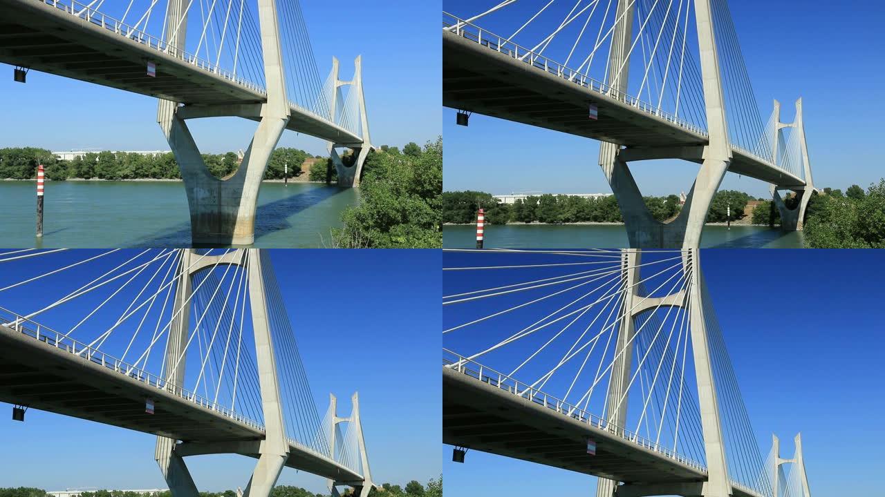 在蓝天背景下被裹尸布悬挂的公路桥。