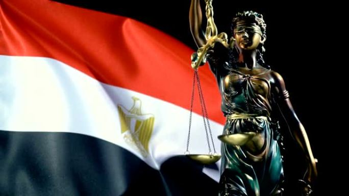 有埃及国旗的正义雕像