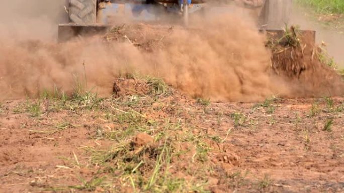慢动作拖拉机在农田耕作和播种季节耕作土壤