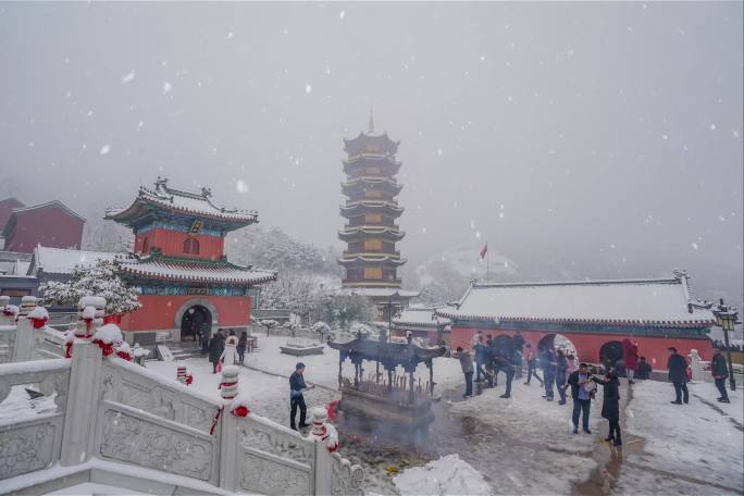 实拍雪天信徒寺庙上香朝拜