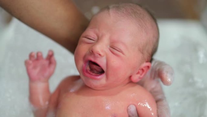 初生婴儿第一次洗澡