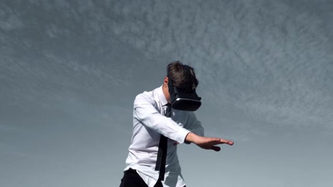盖伊在天空的背面使用虚拟现实眼镜。4k