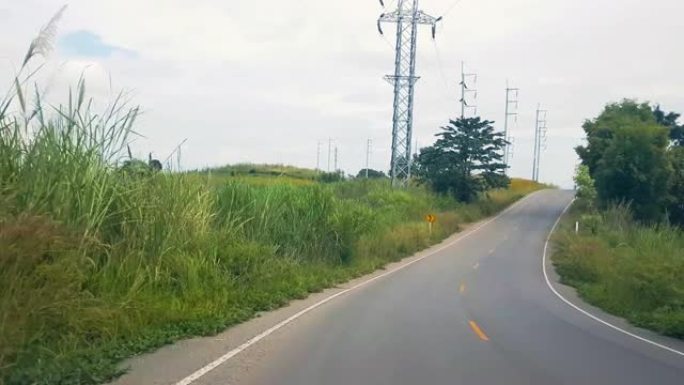 在山边的乡村乡村场景公路上行驶