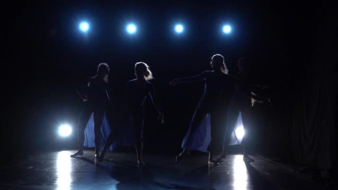 四名年轻熟练的芭蕾舞演员跳现代芭蕾舞。慢动作