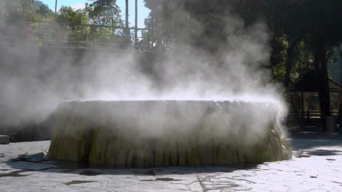 泰国拉农Raksa Warin公园著名温泉井的蒸汽上升。