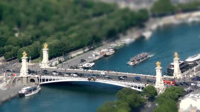 阳光明媚的日子，从巴黎著名的埃菲尔铁塔鸟瞰图，塞纳河和亚历山大三世大桥交通