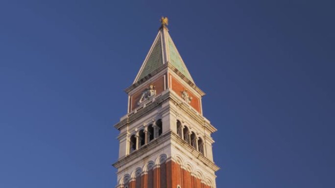 蓝天背景上的圣马克钟楼