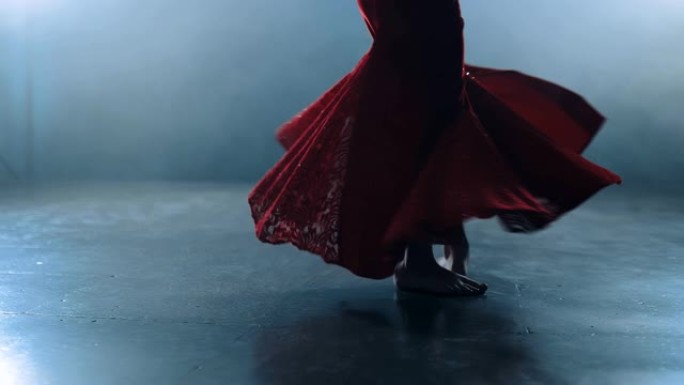 东方舞蹈中的脚部动作。优雅的裙子在翩翩起舞。底部视图。