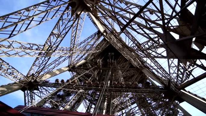 埃菲尔铁塔金属结构细节从内部，巴黎，法国