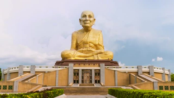 蓝色天空背景的Phuttha Utthayan Maharat (佛教公园) Luang Pu Th
