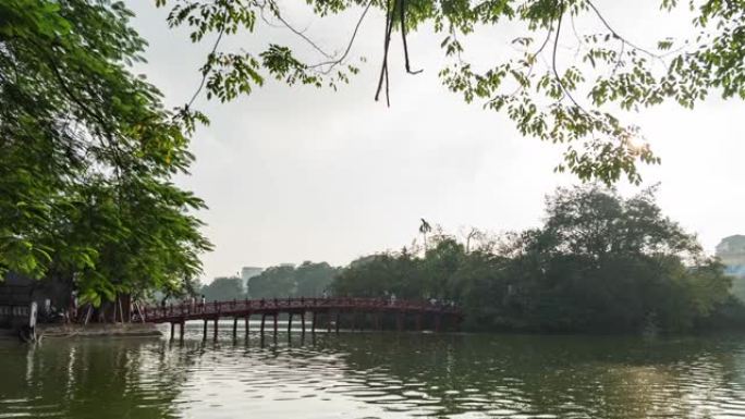 红桥，越南河内还剑湖上的Huc桥，延时视频