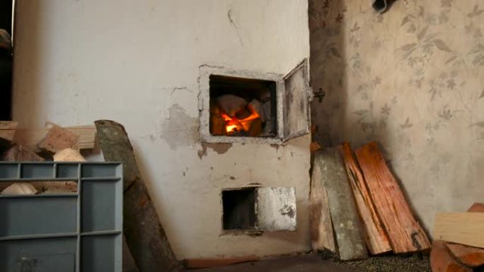 俄罗斯炉子，壁炉里的火。农村生活。用火砖在石火场燃烧砍柴。